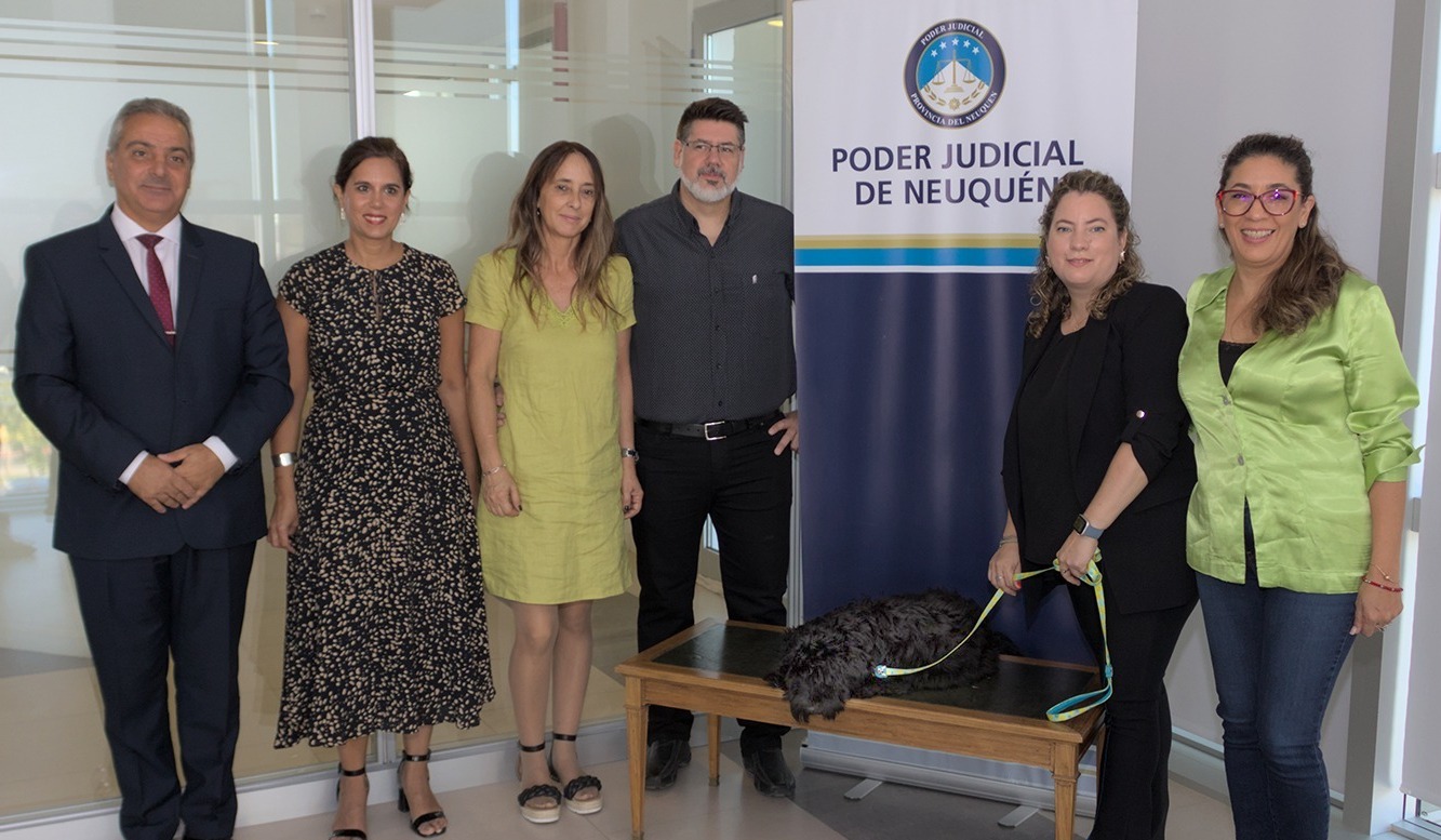 Junto con el Tribunal Superior de Justicia de Neuquén presentamos a Oreo, el perro de asistencia judicial que acompañará a chicas y chicos que declaren en la capital provincial